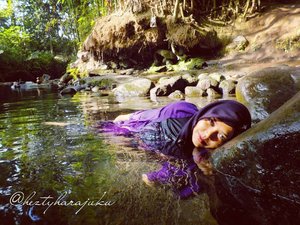 #NIDADreamJob @nidarooms 💗 #HappyHolidays , everyone! #THROWBACKSUNDAY at #bluelagoonYogya ... yupz! This one was in #Yogyakarta . Near to my bro's house at #Ngemplak #Sleman  #village . I was being #NawangWulan lolz an #angel who cannot back to #heaven because her #scarf has been stolen by a man name #JokoTarub hihihi... yet she in love with that man and marry him. Azzeeekk... 💕 you should come to this place and get relax. Some little fishes will tickle your feet just like a #fishspa. 💗 #clozetteID #yogyatrip #visityogya #hijabtraveler #HestiHarajuku #modestfashion #modestwear #stylecovered #vlogger