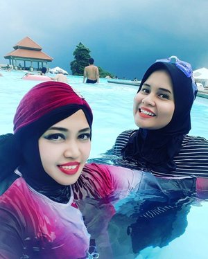 🌫🏊⛱ Sun, March 26th, 2017 --- My #modestswimwear #hootd at #skypool #ResortGiriTirtaKahuripan #Purwakarta with my sissy @zahrakhairiza . Though the sky was #dark and #rainy ... we still #enjoy #swimming & #havefun ⛱🏊🌫
-
-
#hijabtraveler #clozetteid #burkini #fashion #style #modestwear #turban #happyholiday #visitPurwakarta #visitWestJava #traveling #traveler #swimmingpool