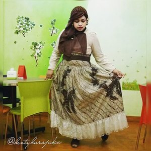 FRIDAY, 20/11/2015 --- "I am the #sultana . Hesti #HasekiSultan ! ^_~" 👑👗👑 #heztyharajuku #ClozetteID @clozetteid #OOTD #hijabfestive #modestfashion #coveredstyle #Batikday #headscarf #scarf #scarfstyle at #cafebingbing #Koreancafe #cafedepok #royallook #BatikIndonesia #batikgown #theprincess #instafashion #fashiongrammer #stylish #modesty #vintagestyle #dollykei