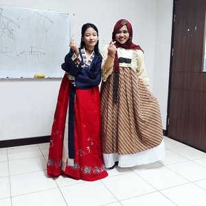 Tue, June 6th, 2017 ---- Kelas #SejarahMode #HestiSensei . Hari ini kami mempelajari fashion tradisional dari #Korea ( #Hanbok ) sampai yg dari #Indonesia seperti : #Batik , #Kebaya , #Ulos , #Songket dan pakaian adat Dayak #KalimantanBarat . Seru banget! Karena semua pada bawa langsung pakaiannya dan share infonya. -
-
-
-
-
-
-
#clozetteid #DesainMode #PoliMedia #students #lecturer #fashion #ootd #hootd #style