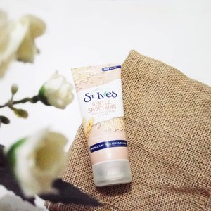 DAY 3 #ischitandmisschallenge
➖
My HIT PHYSICAL EXFOLIATOR. Once upon a time, searching a mild and friendly exfoliator when in pregnancy and accidentally found this. Before buying the real size, I tried first the share in jar to test skin compatibility.

What happen next is I'm falling in love with this @stivesindonesia 's Gentle Smoothing. Oatmeal as its main ingredient has many benefit for smoothing our skin. Thus, this scrub also has dual function, despite as exfoliator, it can be used as a face mask too. How economical.

This product also has a subtle scent. I can't say the smell is pleasant but not distractive also. Yeah, smell is very subjective judgement.

The scrub is really mild and not harshing my skin. The texture is quite liquidy, so better be careful when opening the tube.

I usually use this exfoliator for 2 times a week to prevent over exfoliation. First impression after washing, I feel my skin a bit smoother and brighter
➖
Rate: 🌟🌟🌟🌟⭐
➖
Then, what is your favorite exfoliator? Tell me in the comment section! 😉

#facescrub #oatmeal #facemask #washoffmask #stives #exfoliator #physicalexfoliator #skincare #skincarecommunity #skincarejunkie #skincareaddict #skincarelover #abcommunity #asianskincare #abskincare #abbeatthealgorithm #discoverunder5k #skincareblogger #idskincarecommunity #clozetteid