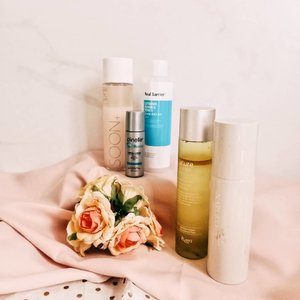 It's been a while since I updated my #skincarecollection. So, from today onward I will post my current #skincareregime collection.I suppose start it from cleanser collection, but unavailable to take the photo before. So, let me post the #toner first.In frame:@soonplus_official Probiotic Balancing Water with pH 5.5@clinelleid Age Revive Lifting Lotion@realbarrier Extreme Essence Toner@theplantbase_id Hydrating Bamboo Water@naruko.indonesia Magnolia Brightening & Firming Essence#clinelle #clinelleagerevive #Charis #charisceleb #hicharis #charisAPP #realbarrier #theplantbase #narukoindonesia #kbeautyblog #kbeautycommunity #matchapinkmonday #mondaymood #mondayvibes #koreanskincare #treatyourskin #igskincare #takecareofyourskin #skincareobsessed #beautyfavorites #skincareenthusiast #skincareluxury #iloveskincare #365inskincare #skincareblogger #clozetteid #idskincarecommunity