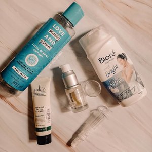 #septemberempties ! Actually, I'm pretty envious with those who are able to empty man products each month. Hahaha... Curious how much they use it everyday!Last month empties:@lovebeautyandplanet_id - I really like how it smells and currently addicted with LBP product@sukinskincare_idn Foaming Facial Cleanser@butfirst.id - Sakanti Radiant Serum@cesarina.id - Eye Filler Serum@id.biore - Bright Body FoamHow many product did you finish for September?...#fridayfaves #friyayfaves #fridayvibes #friyayvibes #skincareblogger #skincaredaily #instaskincare #igskincare #igtopshelfie #itgtopshelfie #iloveskincare #365inskincare #takecareofyourskin #skincareflatlay #flatlayoftheday #flatlaytoday #slaytheflatlay #aesthetic #aestheticallypleasing #skincareaddiction #skincareobsession #skincarecommunity #idskincarecommunity #jakartabeautyblogger #clozetteid #melsplayroom