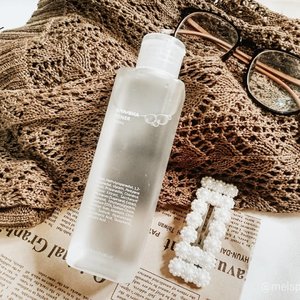If you looking for a mild exfoliating toner or the first timer in using that, I'd suggest you the AHA/ BHA toner from @facerepublic. It contains of Lactobionic Acid, Salicylic Acid, and Lactic Acid at the lowest percentage. It is also safe to be used by pregnant or breastfeed mom. But, still ask your obgyn for safest advice.

I've been using this for the past weeks without any negative effect on my skin, which is a bit sensitive with acid toner. Since the acids have the lowest percentage, of course I could not expect the fast result to be seen. At least, I still able to exfoliate my skin without irritating it. This product is also safe for daily usage.

Suggested to use at night and do not forget to apply your favorite sunscreen in the next morning.

How do you think?

Get this product in my @hicharis_official shop with special discount in set of three. 
Pureprep Trio
https://hicharis.net/melsplayroom/M48

#facerepublic #skincare #PureprepTrio #CHARIS #hicharis@hicharis_official @charis_celeb
.
.
.
#exfoliateyourskin #hydrateyourskin #skincareblogger #skincaredaily #skincareluxury #minimalistskincare #iloveskincare #igskincare #takecareofyourskin #365inskincare #igtopshelfie #itgtopshelfie #skincarejunkie #skincareobsession #skincareaddiction #clozetteid #skincarethread #skincareflatlay #beautyflatlay #flatlayoftheday #saturdayvibes #saturdaymood #hygge #dirumahaja #slowlife