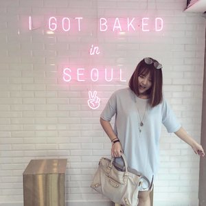 I got baked in Seoul 💕
.
.
. 
#ameinseoul. #seoulbound #mrholmes #garosugil #ootd #pasteltone #ClozetteID #clozettedaily