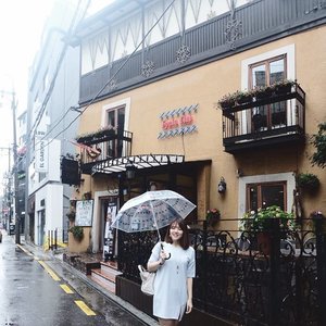 Strolling in the rain never felt this good 😊
.
.
.
#ameinseoul. #seoulbound #garosugil #cafehopping #ootd #ClozetteID