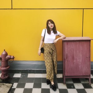 Think about how far you've come and everything makes sense again 🌟 #dayoffdoneright #yellowwall #ootd #lookbookindonesia #clozetteID