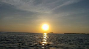 Such a beautiful sunset 😍😍... I hope I can be the part of the ocean 😚😚😚 #dontknowwhattosay #apaansih #ngawurmulu 😂😂😂 World is beautiful @melisa_w @jesica_pan 😶😶😶
📸 by the prettiest @livia_mi
Thank you for sending me this beautiful scenery 😆😆😆
.
.
.  #scenery#sea#beautiful#indonesia#pulauseribu#pulauharapan#kepulauanseribu#lautseribu#sunset#wonderfulindonesia#pesonaindonesiabff#bestfriendforever#travel#clozette#clozetteid#lifestyle#like#like4like#instaphoto#instalike#potd#pictureoftheday#funniestling