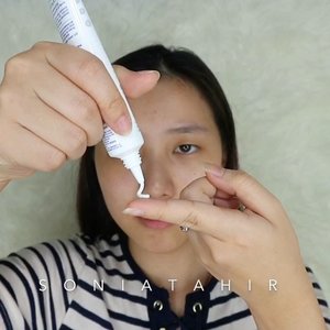 MAKEUP 101 : How to remove your makeup. #CleansedByNIVEA

With The Newest Double Effect Eye Make Up Remover by @NIVEA_ID
1. Use cottonpad and cover your eyes and wait for a sec. gently swipe the cottonpad to removes the makeup.
2. Roll the cottonpad downward to upward motion to clean the leftover mascara.
3. Use cottonbud to removes makeup from unreachable area.
-
With the NIVEA micellar water :
1. Wet your cottonpad with micellar water and wipes downward from temple and upward from underyes.

Prep your clean skin with NIVEA makeup starter serum spf 33 and keep your lip moist with NIVEA lip butter 🐻