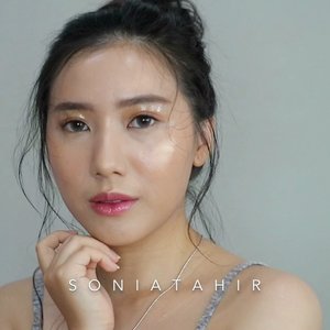So excited for this glass skin look using @innisfreeindonesia smart drawing collection ✍🏼🌈- Foundation no. 5 warm beigeThe foundation itself is medium coverage. I used shade no.5 cos i have warm undertone.- Color corrector no. 1 apricot peachThe foundation has helped enough in covering my dark circle, but this color corrector shade is perfect as concealer for me ( so you can use it for different purpose depends on your skin ).- Contouring no. 3 mochaThis really enhancing your natural face structure.- Blusher no.3 peach coral.Their blushers are absolutely my fave cos the colors are just too pretty 💖- Strobing no. 2 peach light.Luv luv this strobing cos it makes my skin glowing so effortlessly ✨