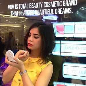 VOV COSMETICS at Lotte Shoping Avenue,Bule lagi coba salah satu produk baru nya" Super Fitting Lipquid "..Ini tuh paduan antara lipstick, lip tint dan lip stain. Teksturnya yang cair, lebih ringan daripada lipstick dengan warna yang lebih pigmented, memilki 10 shades yang cocok...Hhmmm..., Bule jd pinginan yah....#NEWVOV2106 #indonesianfemalebloggers #clozetteID