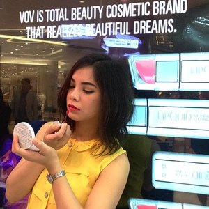 VOV COSMETICS at Lotte Shoping Avenue,Bule lagi coba salah satu produk baru nya" Super Fitting Lipquid "..Ini tuh paduan antara lipstick, lip tint dan lip stain. Teksturnya yang cair, lebih ringan daripada lipstick dengan warna yang lebih pigmented, memilki 10 shades yang cocok...Hhmmm..., Bule jd pinginan yah....#NEWVOV2016 #indonesianfemalebloggers #clozetteID