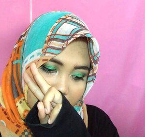 Nyaris gila ngurusin ringlight hari ini. Baru ganti lampu kemarenan, eh hari ini dudukannya konslet. Beli dudukan, eh pas masang kap lampunya konslet. 😒😒😒 #selfie #selca #clozetteid #makeup #greeneyeshadow
