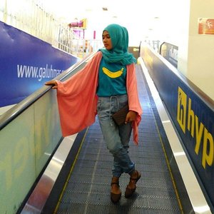 Just do whatever you want ~ T-shirts by @vuitholz_product Kimono Outer by @titans_wardrobe Hijab by @rostaniahijabJogger by @myjeansClutch by @naughty Flat shoes by Elizabeth#OOTD #Simplychic #hijabstyle #hijabtraveller #ClozetteID #ClozetteDaily #hijabfashion #hijabers #likesforlikes