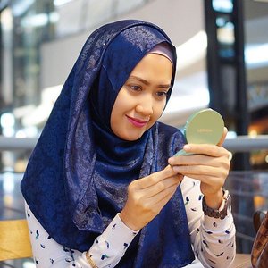 I believe that all woman are pretty without makeup, and can be pretty powerfull with the right makeup💄 Scarf from @vanillahijab #luluxvanillahijab #ClozetteId