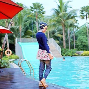 Do more of what makes you happy. #OOTD before swimming at @HARRISMalang .. it's happy life, Alhamdulillah 🌸🌺 #ElhasbuTravelDiary #ClozetteId