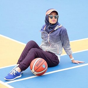 Pose workout 🏀 you don't need a fancy gym or new sweatpants to exercise. You just need yourself and some motivation 😎 #ElhasbuHealthylife #ClozetteId #ForABetterMe | Glasses @huffeysunglasses