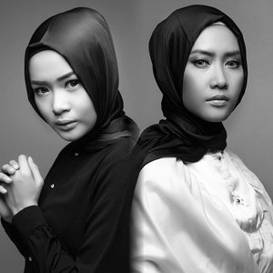 Black & White always looks modern, whatever that word mean. #EastEmpress by @elhasbu with my sister @nuunuelhasbu #ClozetteId || Photo: @udaeki || Make up: @wardahbeauty