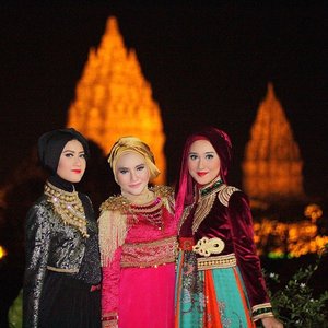 Last night at Prambanan Yogyakarta for the final "World Muslimah 2014" with the lovely @dianpelangi and ka @norfasarie .. Dress from @dianpelangicom and make up @wardahbeauty #elhasbutraveldiary #clozetteid