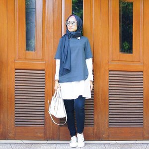 Style is a simple way of saying complicated things. 😎Scarf @vanillahijab Grey Tops @kamiidea White Shirts @elhasbu #ClozetteId