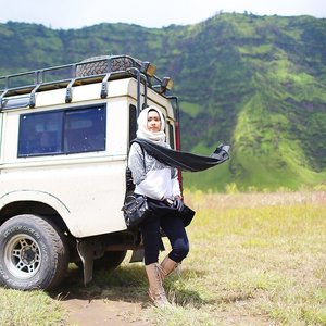 Enjoy these moments now, because they don't last forever 🌾 Photo taken by hubby @wah_yd #ClozetteId #ElhasbuTravelDiaryMalangBromo