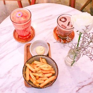 Coffee + Juice + French Fries = my kind of Breakfast 🍟☕ #latepost #foodie #foodstagram #foodgawker  #kulinerjakarta #foodporn #foodstagram  #foodgasm #mouthgasm #foodphotography #food52 #foodtruck #foodpic #jktgo #manualjkt #jakartafoodbang #jktfoodbang  #jktfood  #tasyaeats #zomato #zomatoid #TasyaForZomato #Clozetteid