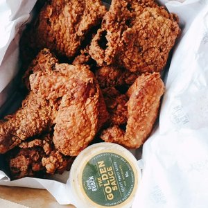 Southern fried chicken with buttermilk sauce 😍😍 the buttermilk sauce is da BOMBBB 😎  truffled potato gratinnya juga wangi truffle banget uuu 😍 #clozetteid #tasyaeats
