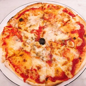 Margherita pizza ❤️ #Clozetteid #foodie #foodstagram #foodgawker  #kulinerjakarta #foodporn #foodstagram  #foodgasm #mouthgasm #foodphotography #food52 #foodtruck #foodpic #jktgo #manualjkt #jakartafoodbang #jktfoodbang  #jktfood  #tasyaeats #zomato #zomatoid #TasyaForZomato #Clozetteid #italianfood #pizza #margheritapizza