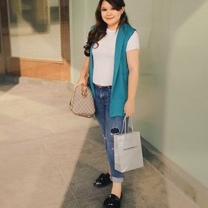 #OOTD abis pulang kuliah langsung jalan lagi dan males ganti high heels 💁😁😛 featuring goodie bag from @dermalogica_indonesia 💕 Thank you so much for inviting me @dermalogica_indonesia & @sociolla @beautyjournal 🙏😍.
·
·
·
Vest by the one and only mamak ceria @tazty @midnightlovers_id 😛😁
·
·
·
#fashion #ootd #style #instafashion #vintage #fashionblogger #fashionista #streetstyle #stylish #womensfashion #instastyle #lookbook #whatiwore #fashiondiaries #styleinspo #fashionblogger #lookbook #wiwt #fashionweek #fashionstyle #styleblog #blog #styleblogger #streetfashion #outfitoftheday #clozette #clozetteid