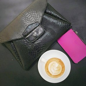 Morning Cup of Cappuccino 😍

Black Clutch from The Executive. Pink Card Holder from Stradivarius.
