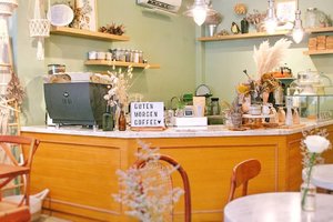 Cozy & homey coffee shop. With lots of flower 🍃🌸🌺🌼🌻🍂🍁🍀🌹.
·
·
#coffeeshop #coffee #flowershop #botanical #botanicalgarden #decor #decoration #homedecorideas #interiordesire #interiordetails #interiorlovers #interiordesign #corner #manualjkt #jktgo #foodie #coffeeshopcorner #masfotokopi #clozetteid