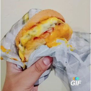 Abis cobain @burgerbros_id Yang cheese burger + french friesnya. Beef patty nya juicy bgt & melted cheese sauce nya gak bikin eneg 🤩. Harganya juga lumayan terjangkau, 55rb dapet 2 menu ini 😎#clozetteid