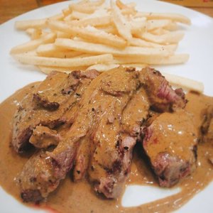 Steak and fries @meatmeshop 🍟🥩😍🍖 #Clozetteid #foodie #foodstagram #foodgawker  #kulinerjakarta #foodporn #foodstagram  #foodgasm #mouthgasm #foodphotography #food52 #foodtruck #foodpic #jktgo #manualjkt #jakartafoodbang #jktfoodbang  #jktfood  #tasyaeats #zomato #zomatoid #TasyaForZomato