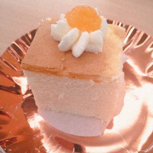 Because a slice of cheese cake means happiness 🧀🎂😍❤️ #Clozetteid #latepost #foodie #foodstagram #foodgawker  #kulinerjakarta #foodporn #foodstagram  #foodgasm #mouthgasm #foodphotography #food52 #foodtruck #foodpic #jktgo #manualjkt #jakartafoodbang #jktfoodbang  #jktfood  #tasyaeats #zomato #zomatoid #TasyaForZomato