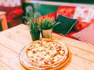 ayy baby 😍😍😍 #circa2017
·
·
#pizza #pizzas #pizzaria #pizzalover #pizzanight #pizza🍕 #pizzaparty #pizzaislife # #jktgo #manualjkt #foodie #foodporn #mouthgasm #foodpornography  #foodblogger #photooftheday #foodgawker #foodcoma #foodinspo #foodforlife #foodiesofinstagram  #foodforthesoul #vintage #vintagedecoration #vintagelover #clozetteid