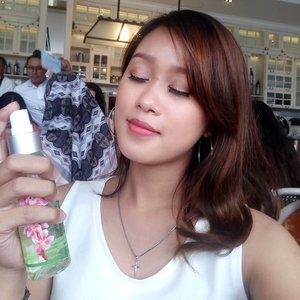 Refreshkan Cantikmu setiap Waktu bersama @natur_e_indonesia Daily Nourishing Facemist❤
Dengan ekstrak Bunga Peach, Vitamin E, dan Aloe Vera bisa mencegah kita dari Antiaging, menangkal radikal bebas dan melembabkan kulit✨
Cus tinggal semprot cancik langsung cucok 💕
"Skin First, Makeup Second, Smile Always" -Nature-E-
@feedme.id
.
.
#refreshcantikmu #refreshbeautygathering #natureeindonesia #facemist #itsanatte #beautyblogger #gathering #bloggermafia #clozetteid #clozette #beautynesiamember #beautynesia