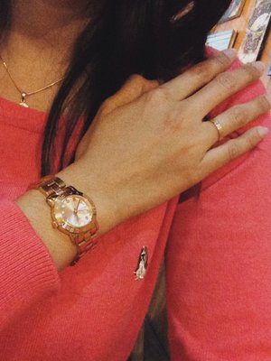 Rose gold watch to complete the knit coral.
#ootd #watch #gold