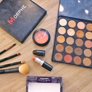 Let’s playing make up with me😜😜 siapa yang kalau dandan lamaa? HAHAHAHA sebenernya bukan lama dandanya tapi milihnya yang lama
.
.
.
.
.
 #makeup #clozetteid #beauty #blogger #getreadywithme #mac #maccosmetics