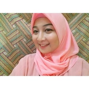 Senyum aja dulu, biar keliatan bahagia, padahal........ #instabeauty #MOTD #makeupoftheday #pink #pinklava #elzattahijab #sayapakaielzatta #instagram #clozetteid #fdbeauty #makeup #beauty #hijab #blogger #bloggerperempuan #bloglovin #blogilates #smile