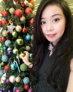 Christmas vibes! 🎄🎄.#christmas #christmastree #christmasvibes ..#bloggermafia #indobeautygram #workshop#indobeauty#mua #skincare #l4l#blogger #beautyevent #beautyinfluencer #blogger#makeuplook#beautybloggerindonesia #bvloggerid