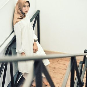 white with touch of gold..#ClozetteID #OOTD #hijabootdindo #Blogger #PersonalBlogger #MeetBloggers