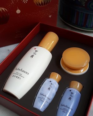 🎀🎀🎀🎀🎀
My current HG so far! @sulwhasoo.indonesia
Calming my acne and soothing my skin also refining my skin texture. I've been trying for 3 months and still continue bought the full versions.
This holiday set 2017 is consist of 3 minis include essential balancing water EX, essential balancing emulsion EX, and essential firming cream. Also,1 full version of First Care Activating Serum. Repurchase? Yes Absolutely!!!! #skincare #skincarejunkie #asianbeauty #sulwhasoo #koreanskincare #skinhaul #beautyobsessed #beautycommunity #abbeauty #abcommunity #skincareaddicted #oilyskin #cosmetics #beautydiary #emulsion #toner #firmingcream #antiaging #indonesianblogger #ribbonskincarereview #beautybloggerindonesia #indobeautygram #indobeautysquad #beautynesia #ClozetteID #bloggermafia
