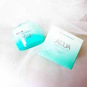 Have a dry skin problem? I'll try this soon. Wait the review on my blog. I've got this from my @hermoid gift box 
#beautyblogger #indonesianblogger #bloggerjakarta #apps #bloggerperempuan #blog #beautybloggerjakarta #makeup #aqua #dryskin #water #facecream #korea #skincare #beauty #clozetteid #clozettemobileapps #naturerepublic