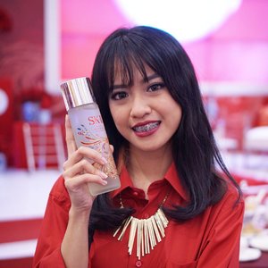 I love this product because SK-II FTE works for my skin. Transform my skin to healthier and glowing. Also, the special packaging for this season (especially Chinese New Year) is Multi Colored Phoenix.#SKII #changedestiny #SKIIGifts #SKIICNY_ID #wanitaphoenix #ClozetteID
