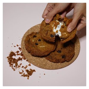 Weekend + rain.Perfect time to eat @doux.cookies Chewy Series.#clozetteid