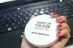 Get a flawless and shine face with MUFR white definition powder. There're 4 shades, which one of them will suitable for you. refill 600k, compact case 90k. #makeup #powder #mufe 