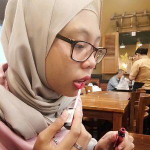 touch up madjah ulala 😋. Yuk yang belum baca review lip Cheek eye color dari @brunbrun_paris langsung klik link yang di bio Instagram yah atau bisa langsung visit ke www.titahsanjana.com..#clozetteid #ClozetteID #titahsanjana #beautiesquad #setterspace #sociollabloggernetwork #sociollablogger #hijabersbvloggerid #kbbvmember #indonesiabeautyblogger #beautyblogger #indobeautysquad #beautybloggerindonesia #beautygoersid #blogger #bloggerjakarta #instagood #instaphoto #hijabersbeautybvlogger  #kbbvfeatured #jakartabeautyblogger #brunbrunparis #lipcheek #beautyneasiablog