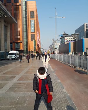 Feelin' like entering a giant city 🏙🌬...#wangfujing #clozetteid #beijing #deraveepekingjournal #duingiiinnn #winter