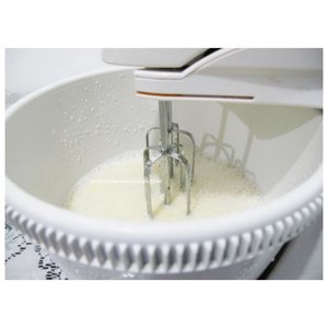 Intip resep pudding + vla di blog mami Gavin 👇 🍮https://www.dewiratihpurnama.com/2017/09/resep-pudding-vla-coklat.html?m=1 Bisa untuk hantaran lebaran lohh 😙🎁Cara membuat vla:Bahan-bahan:1  kaleng susu kental manis1/2  gelas gula pasir4  SDM Maizena2  kuning telor6  gelas air putihCara Memasak:Siapkan gelas belimbing untuk menakar bahan. Siapkan wadah mangkok mikser. Masukkan bahan-bahan vla ke dalam wadah dengan urutan: - Sendokkan maizena ke dalam mangkok -Masukkan setengah gelas gula pasir yang ditakar dengan gelas belimbing -Masukkan kuning telor -Masukkan air sebanyak 6 gelas menggunakan gelas bekas menakar gula -Aduk dengan mikser -Masukkan susu kental manisAduk semua sampai rata -Tuangkan ke panci -Masak hingga matang dan mengental. AngkatCek resep pudding di postingan berikutnya 🙇‍♀️💖_#resep #pudding #vla #reseppudding #resepvla #clozetteID #momblogger #hantaranlebaran