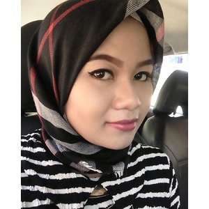 Clean makeup &amp; simple hijab of the day 😤 lipstick 66 lip palette coastal scents shade lilac and pink. 💋💋 #lipstick #likeforlike #makeup #selfie #clozetteid #clozette #makeoverid #coastalscents